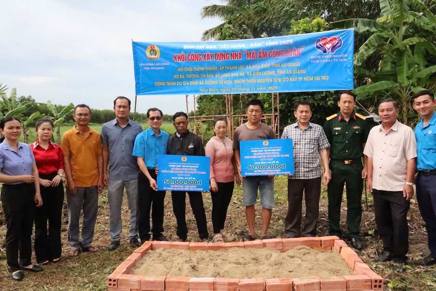 Representantes de la Federacion Laboral de la provincia de An Giang el Comando Militar Provincial de la provincia y sectores y localidades entregan placas que simbolizan la casa Mai am Cong doan a 2 hogares. Foto: Cam Tu