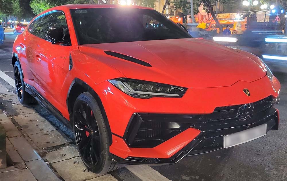 El raro Lamborghini Urus S rojo con matricula subastada en Hanoi. Foto: Bao Quoc