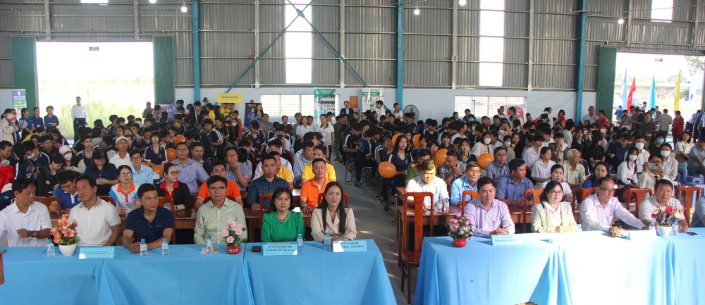 Cac phien tu van gioi thieu viec luon thu hut dong dao nguoi lao dong tham gia. Anh: TTDVVL 