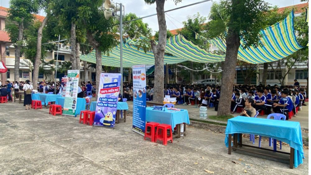 Hoc sinh, sinh vien sap tot nghiep co co hoi gap go doi thoai voi Trung tam Dich vu viec lam, cac don vi tuyen dung. Anh: TTDVVL