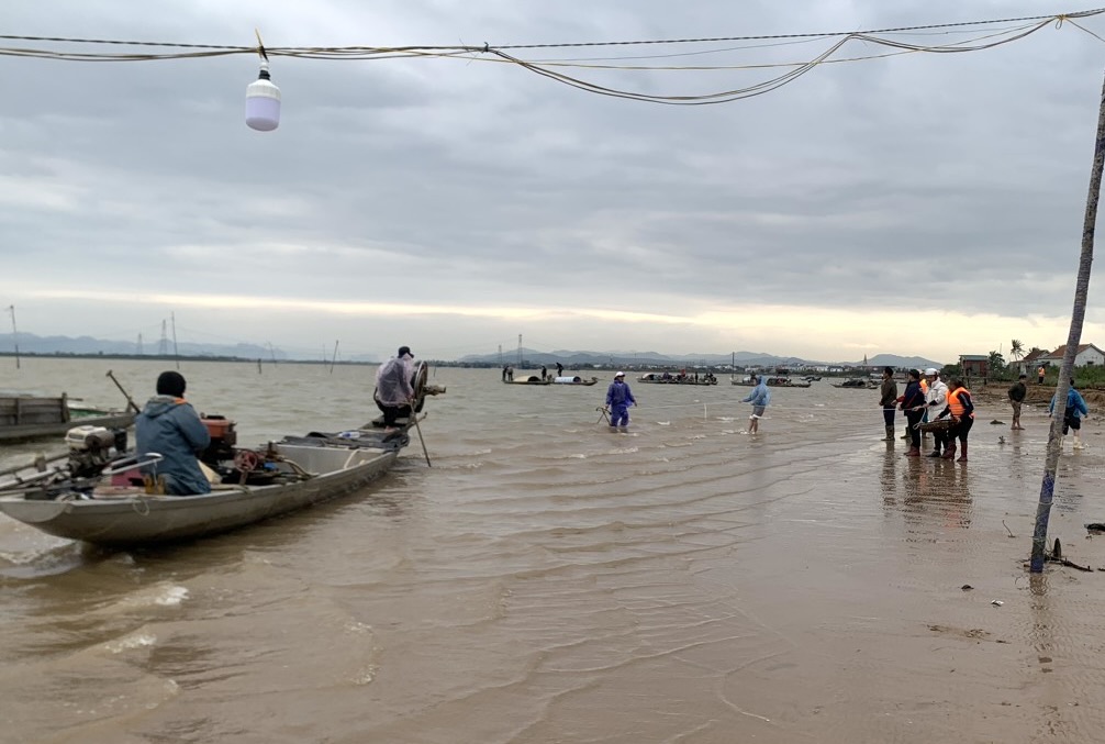 The authorities and people found the body of the man who had previously gone missing. Photo: Thanh Xuan