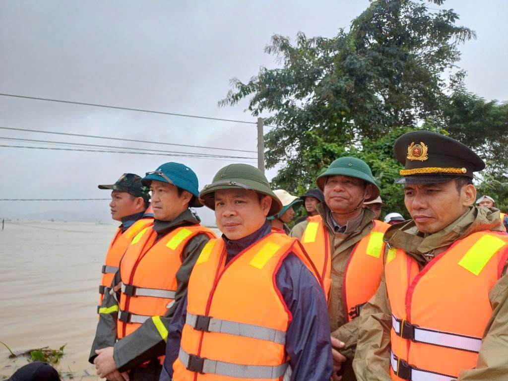 Pho Bi thu Tinh uy Do Huu Huy cung doan cong tac kiem tra cong tac ung pho voi mua lu tai xa Krong Ana. Anh: Phan Tuan