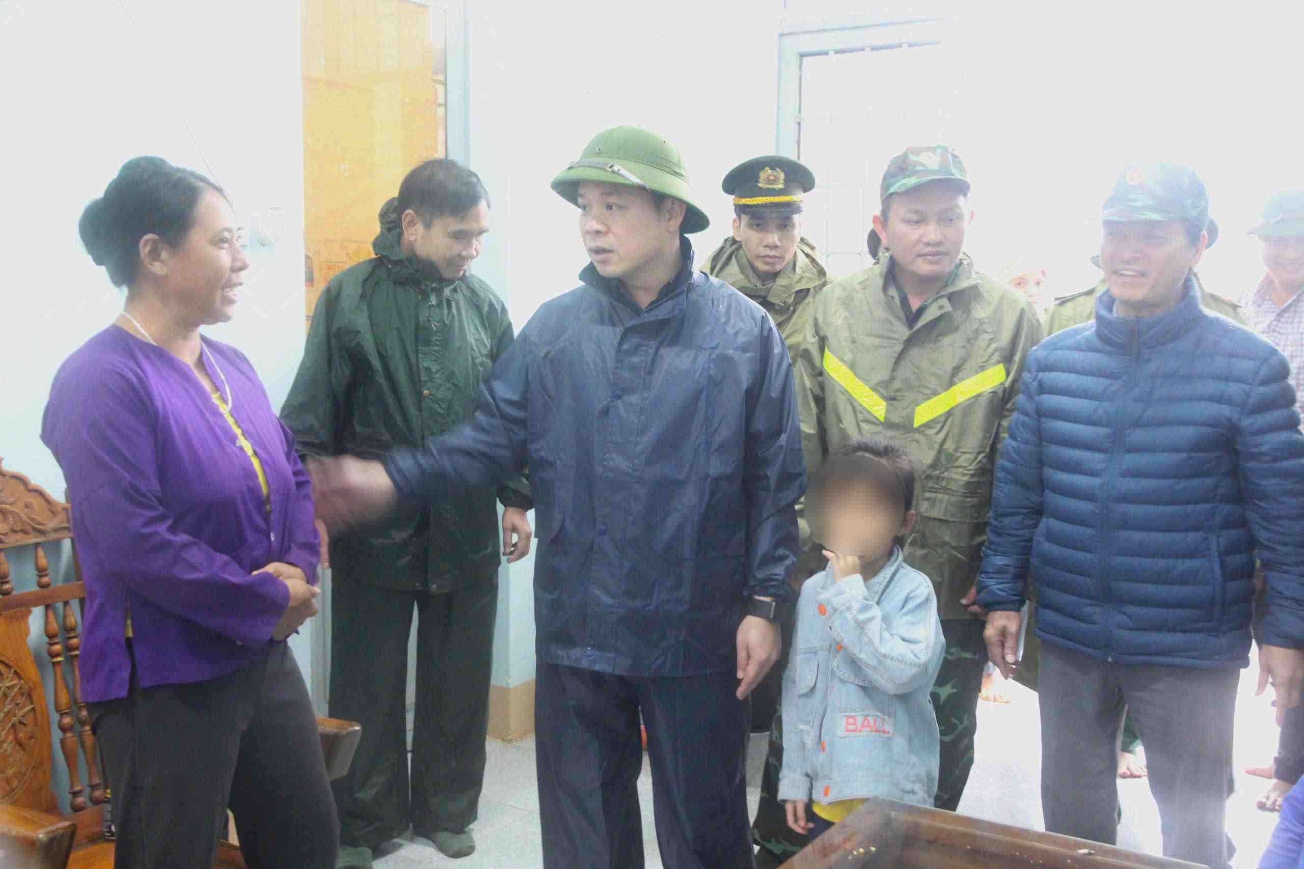 ダクラク州党委員会のドゥ・ヒュ・フイ副書記は、洪水・暴風雨対策工事を視察し、ドゥル・クメールとクロン・アナのコミューンを訪問し、人々を激励した。写真: バオ・ラム