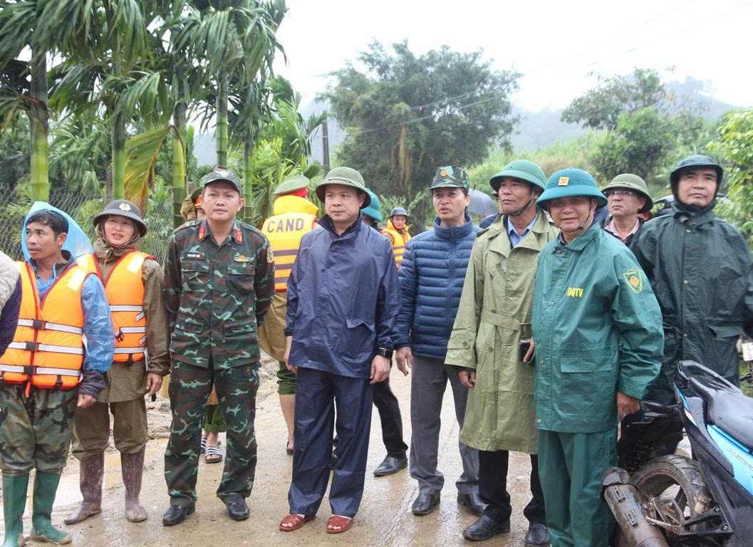 Doan da den thi sat, kiem tra tinh hinh mua lu, ngap lut; tinh hinh an o, sinh hoat cua cac ho dan phai so tan, bi co lap tren dia ban xa Dur Kmal va xa Krong Ana. Anh: Phan Tuan