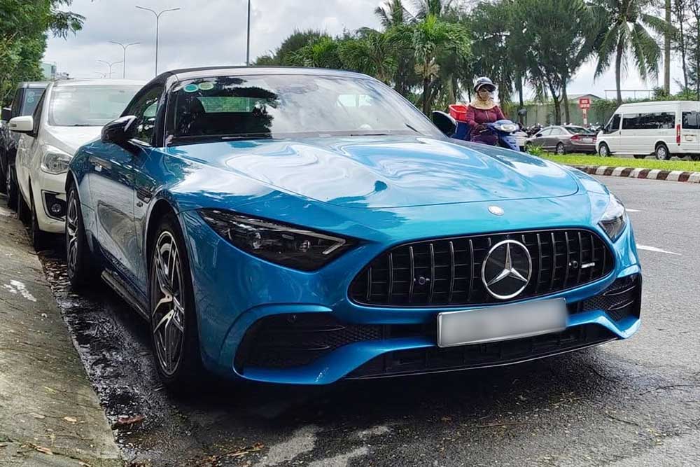 Un Mercedes-AMG SL43 azul Hyper acaba de ser visto rodando por las calles de Da Nang. Foto: Gia An