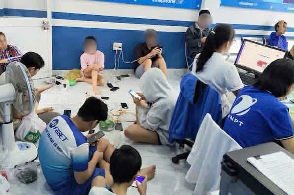 VinaPhone hỗ trợ người dân xa Khanh Sơn, tinh Khanh Hoa sac pin tai diểm giao dich. Anh: VNPT 