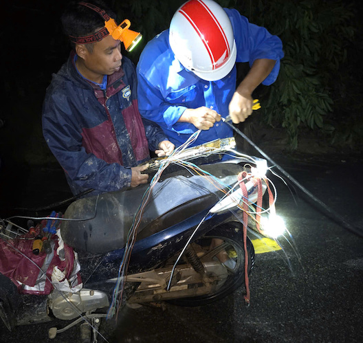 Ky thuât viên VNPT khẩn trương khắc phuc sự cố kết nối dich vu cho khach hang tai xa Khanh Sơn, tinh Khanh Hoa. Anh: VNPT