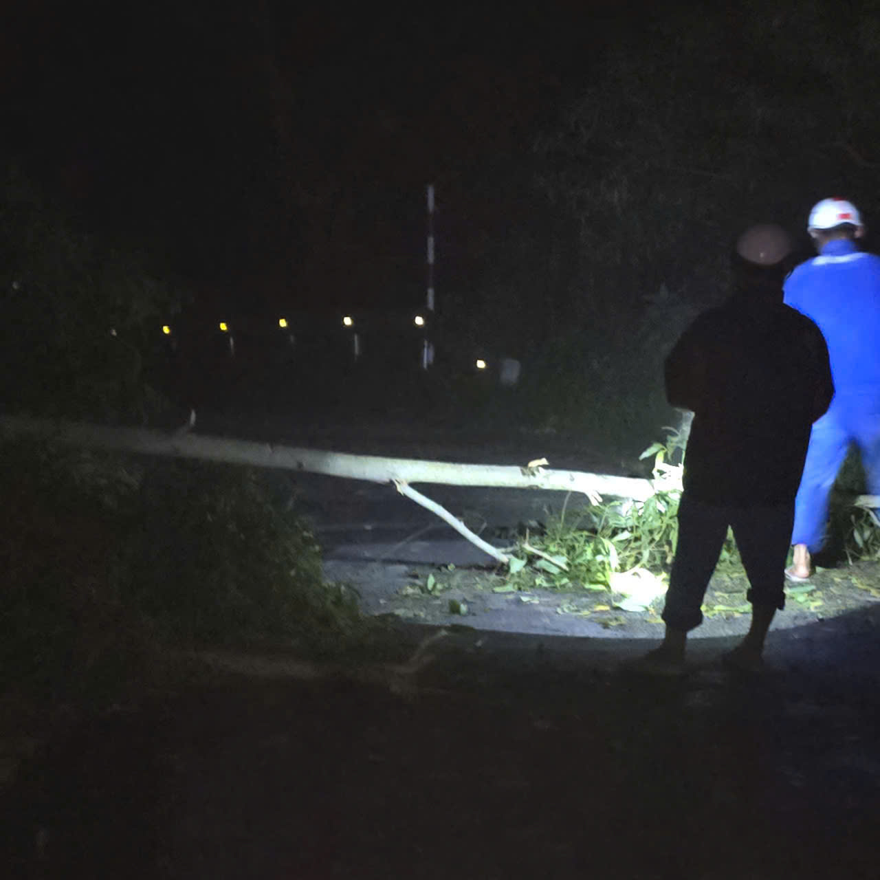 Ky thuât viên VNPT tuc trực tai hiên trường dể xử ly nhanh sự cố truyền dẫn kết nôi dich vu. Anh: VNPT