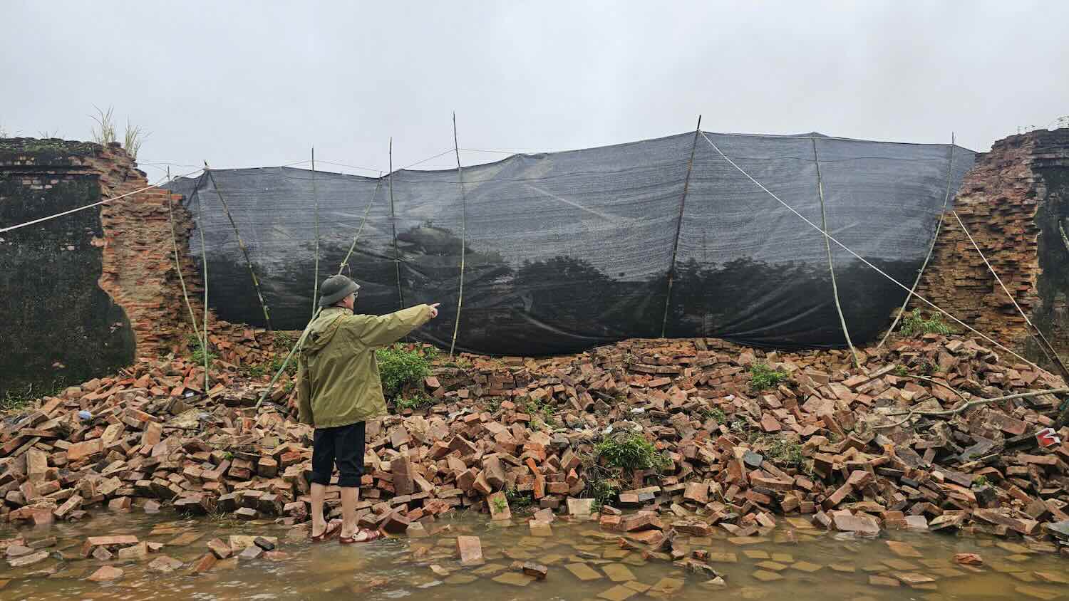 豪雨で崩落したホアンタイン・フエの現場。写真:Phuc Dat.