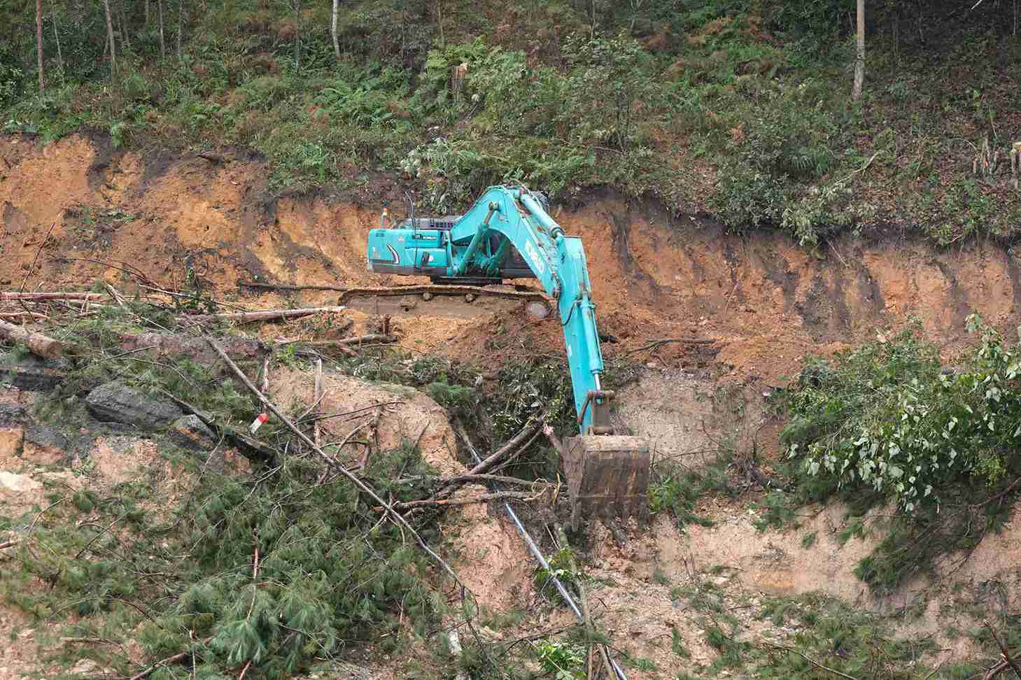 Lam Dong dang mo duong tam de thong xe tren deo Mimosa. Anh: Phuc Khanh