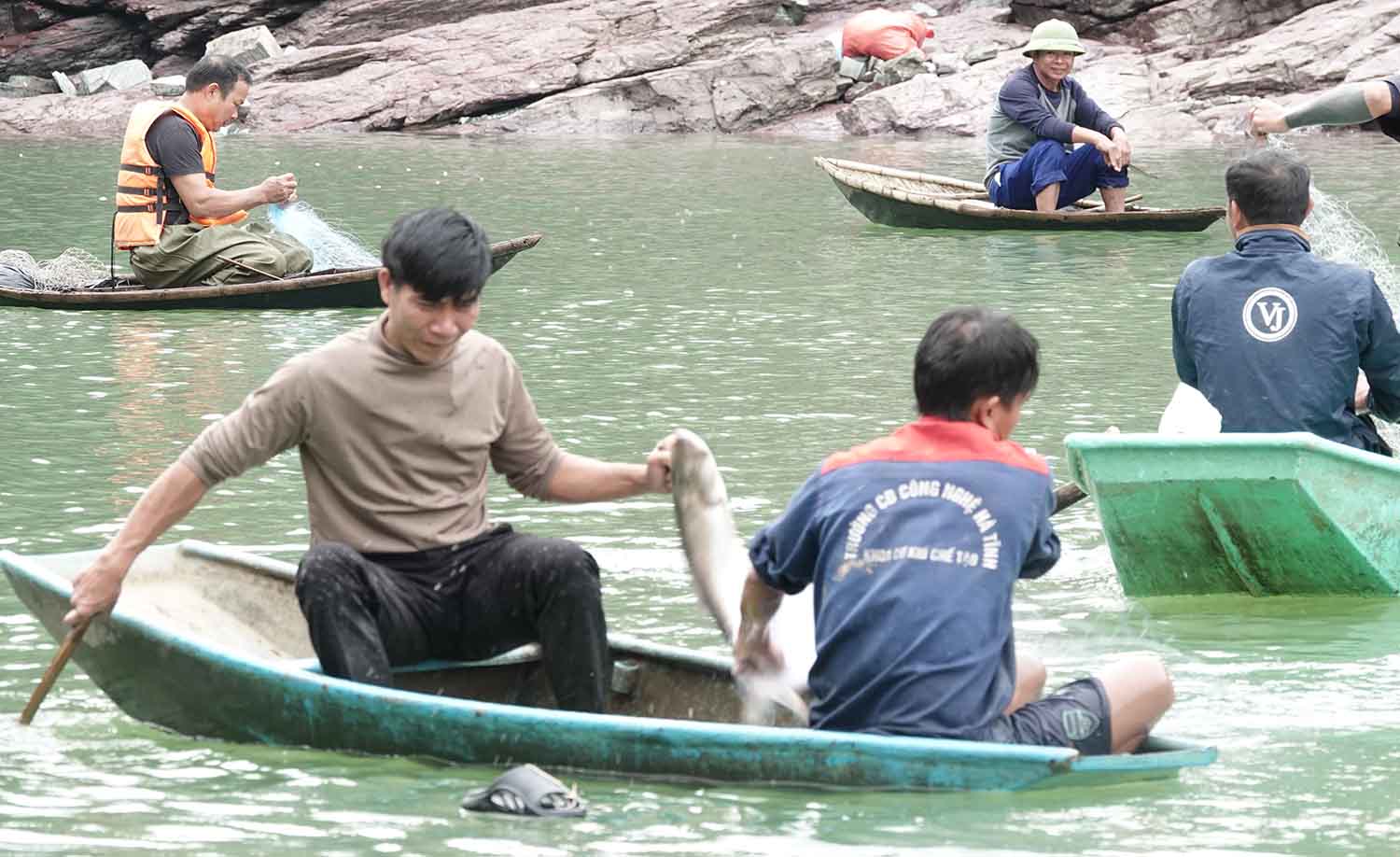 Dua ca vao thuyen. Anh: Tran Tuan.