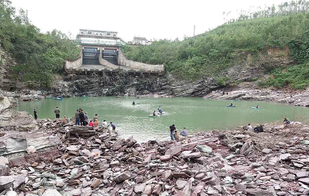 Khu vuc nguoi dan bat ca chi rong khoang 300m2 ngay duoi tran Doc Mieu cua ho Ke Go. Anh: Tran Tuan.