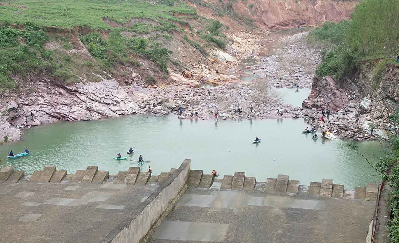 Khu vuc sau cua xa tran ma nguoi dan bat ca luc vua dong tran. Anh: Tran Tuan.