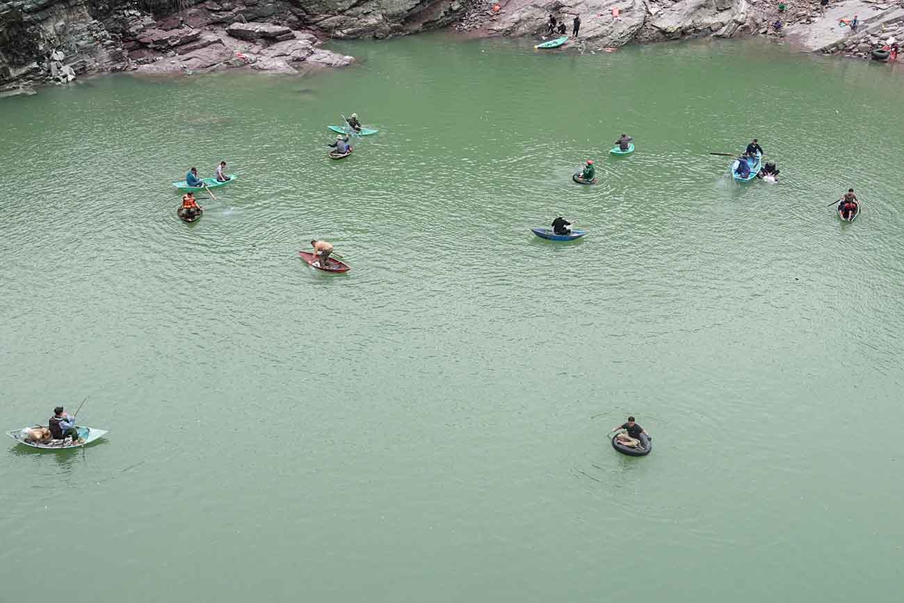 Nhung chiec thuyen nho ma nguoi dan dang dong ra tha luoi. Anh: Tran Tuan.