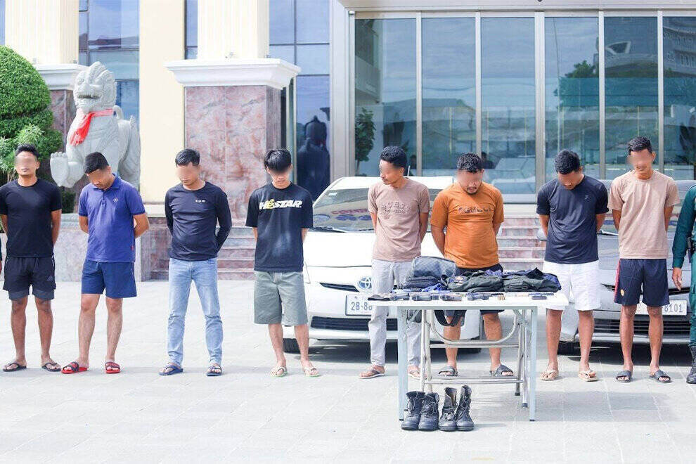 8 subjects and the evidence of the sung were arrested in the case of destroying a gang impersonating police officers to kidnapp foreigners. Photo: Cambodia National Police