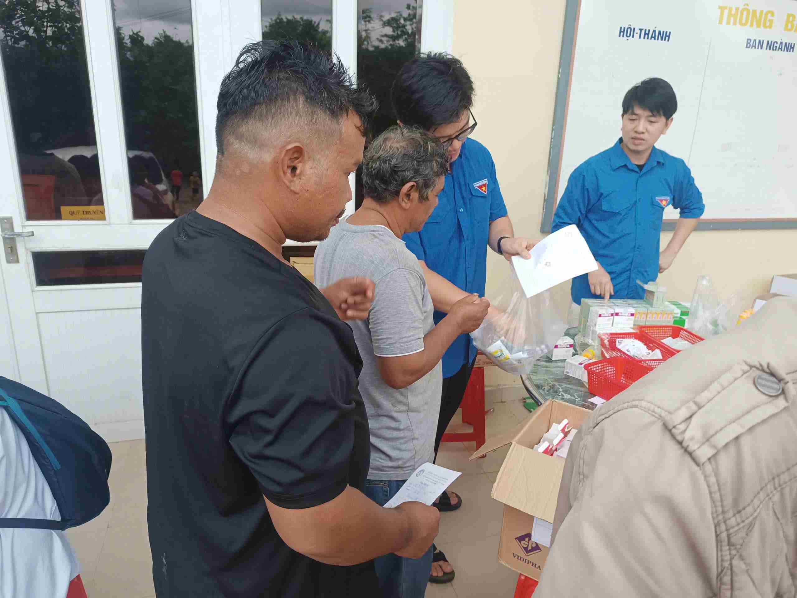 Nganh y te TP.HCM vien tro 1.000 tui thuoc y te gia dinh, phuc vu nhu cau cap thiet sau thien tai. Anh: Huu Long