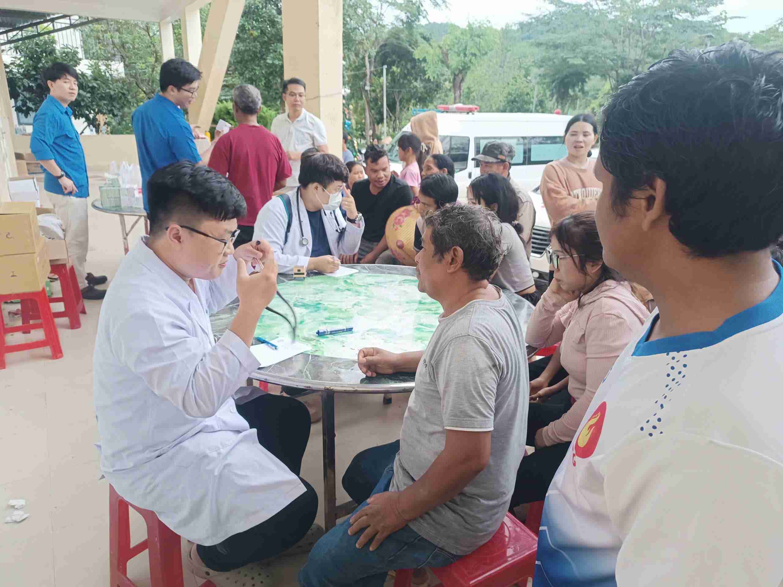 Ho Chi Minh City doctors examined and treated patients, distributed free medicine to people in flooded areas of Khanh Hoa. Photo: Huu Long