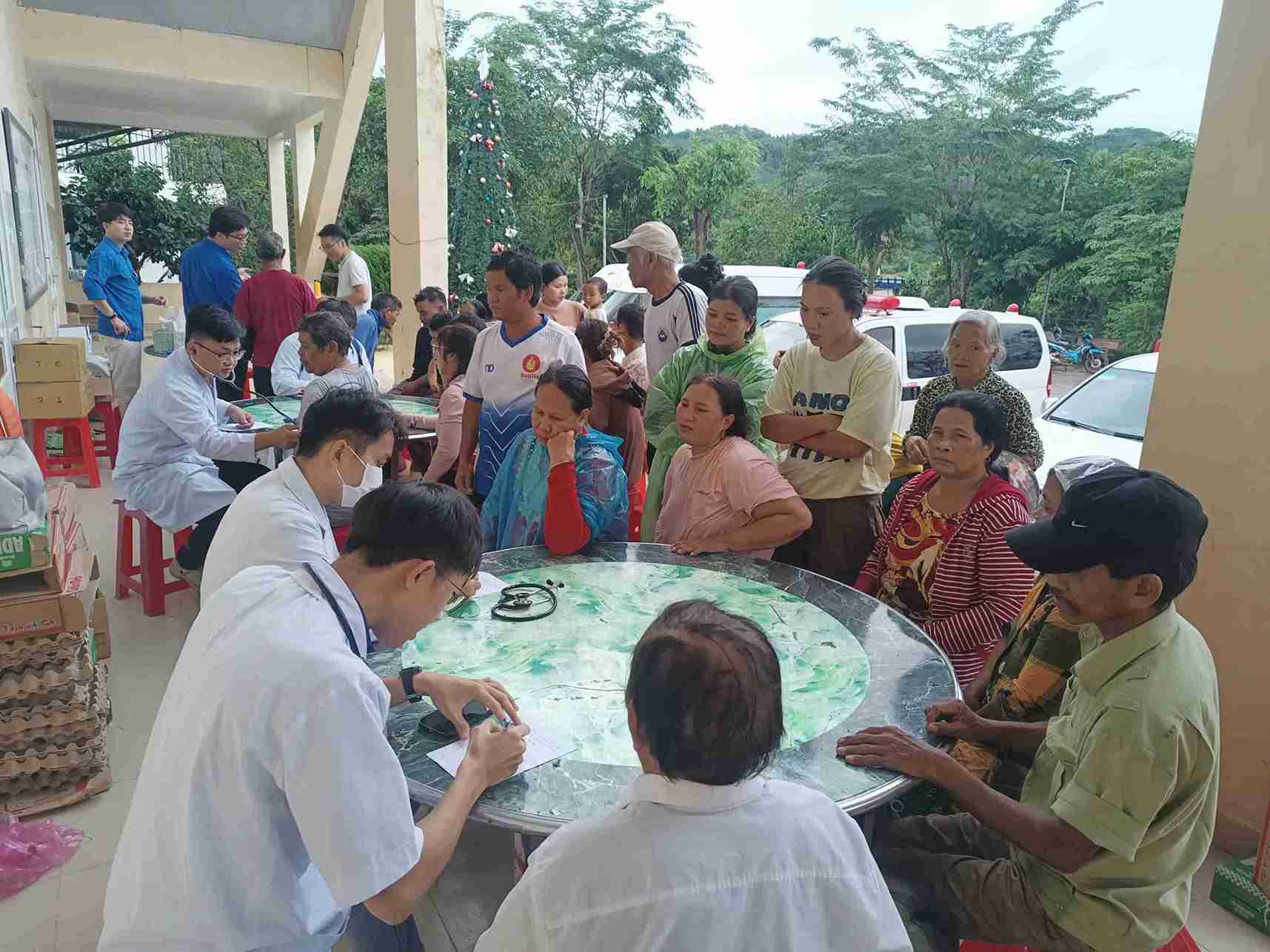 Nguoi dan Khanh Hoa duoc kham benh mien phi. Anh: Huu Long 