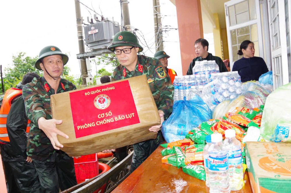 The Ministry of National Defense assigned agencies to study and propose the Ministry of National Reserve Supply to support people in localities affected by floods in accordance with regulations. Photo: Tien Luong