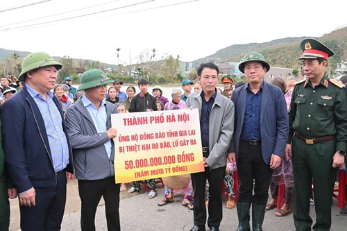 El Vicesecretario del Comite del Partido de la Ciudad de Hanoi Nguyen Trong Dong entrega 50 mil millones de VND de la ciudad de Hanoi para apoyar a los compatriotas de la provincia de Gia Lai afectados por las inundaciones. Foto: Fuente Bao Gia Lai