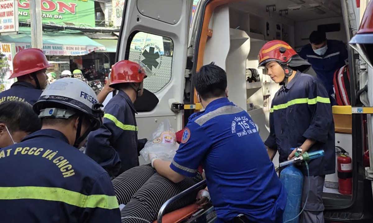 호치민시에서 고기 분쇄기에 손이 꽁꽁 묶인 소녀를 성공적으로 구조했습니다. 사진: PC07