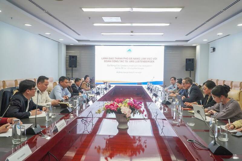 Los lideres de la ciudad de Da Nang intercambiaron opiniones con expertos suizos sobre el modelo y la forma de operar el Centro Financiero Internacional (CFI) el 22 de noviembre. Foto: Comite Popular de la ciudad de Da Nang