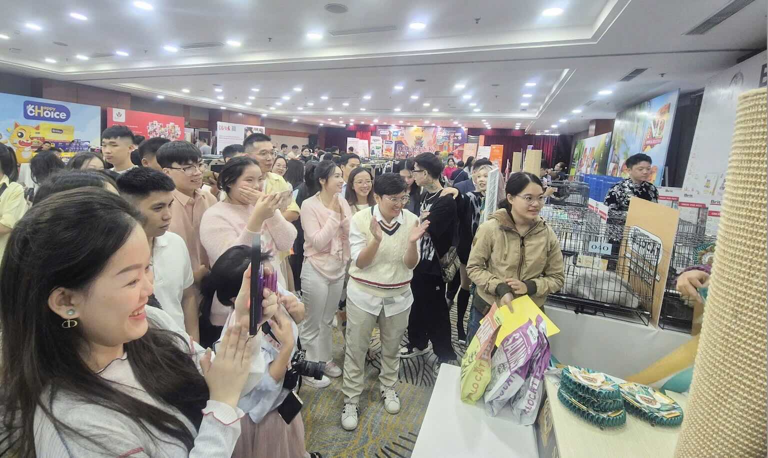 Su kien Meo Kinh Ky - Slay The Capital - FFF VN CatShow dien ra ngay 22.11 tai Ocean Park Building (Ha Noi) thu hut cong dong nguoi yeu meo.  