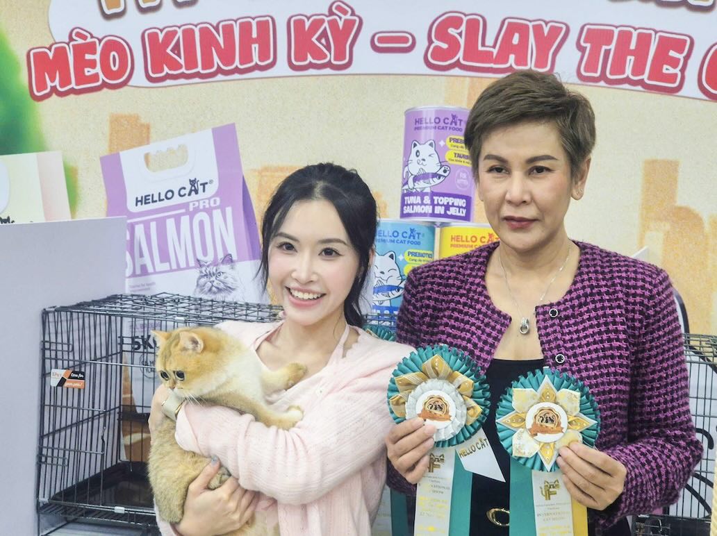 Chi Dao Minh Trang hao hung khi lan dau dua thu cung tham du mot cuoc thi.