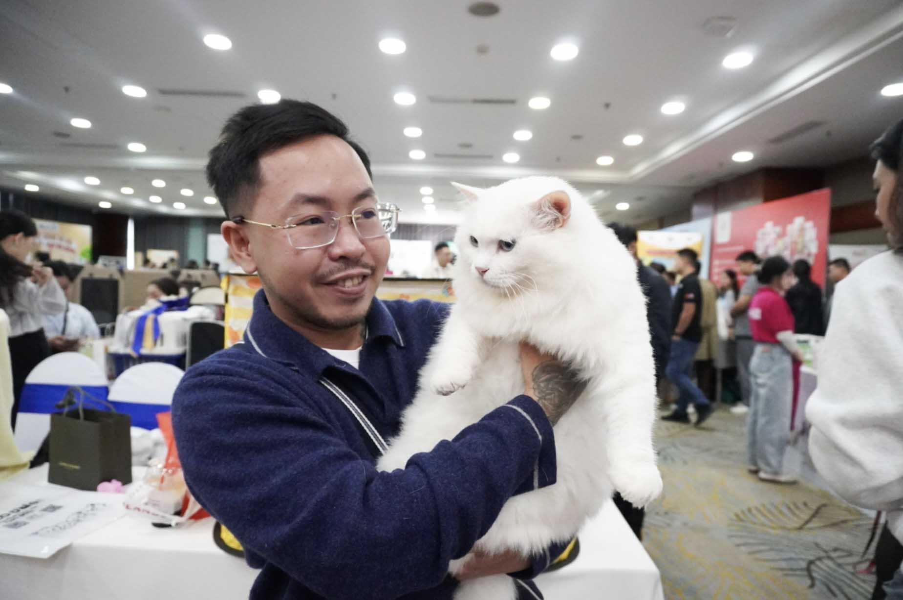 Chia se ve tinh yeu danh cho meo, Minh mong rang FFF se la noi lan toa nang luong tich cuc toi cong dong nguoi nuoi thu cung.  