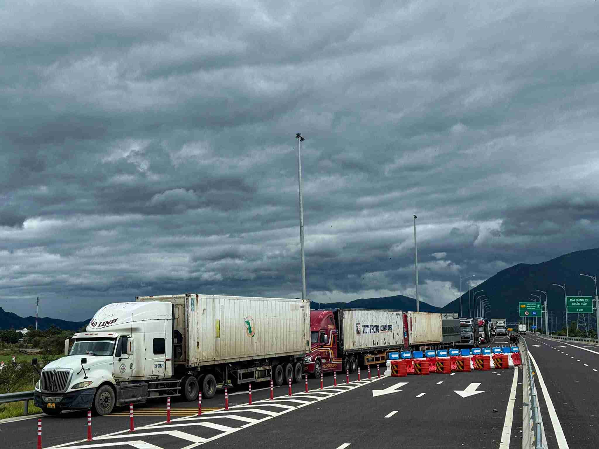 Tuyen Quoc lo 1 va cao toc noi Phu Yen, Khanh Hoa va cac tinh phia Nam dang dong tam thoi do nuoc lu dang cao. Anh: Huu Long