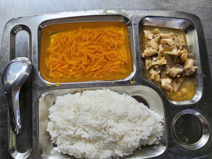 Cac bua an trong ngay cua hoc sinh thuong xuyen thay doi. Anh: Duy Dung