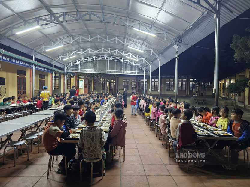 Cac hoc sinh duoc an du dinh duong de dam bao suc khoe hoc tap. 