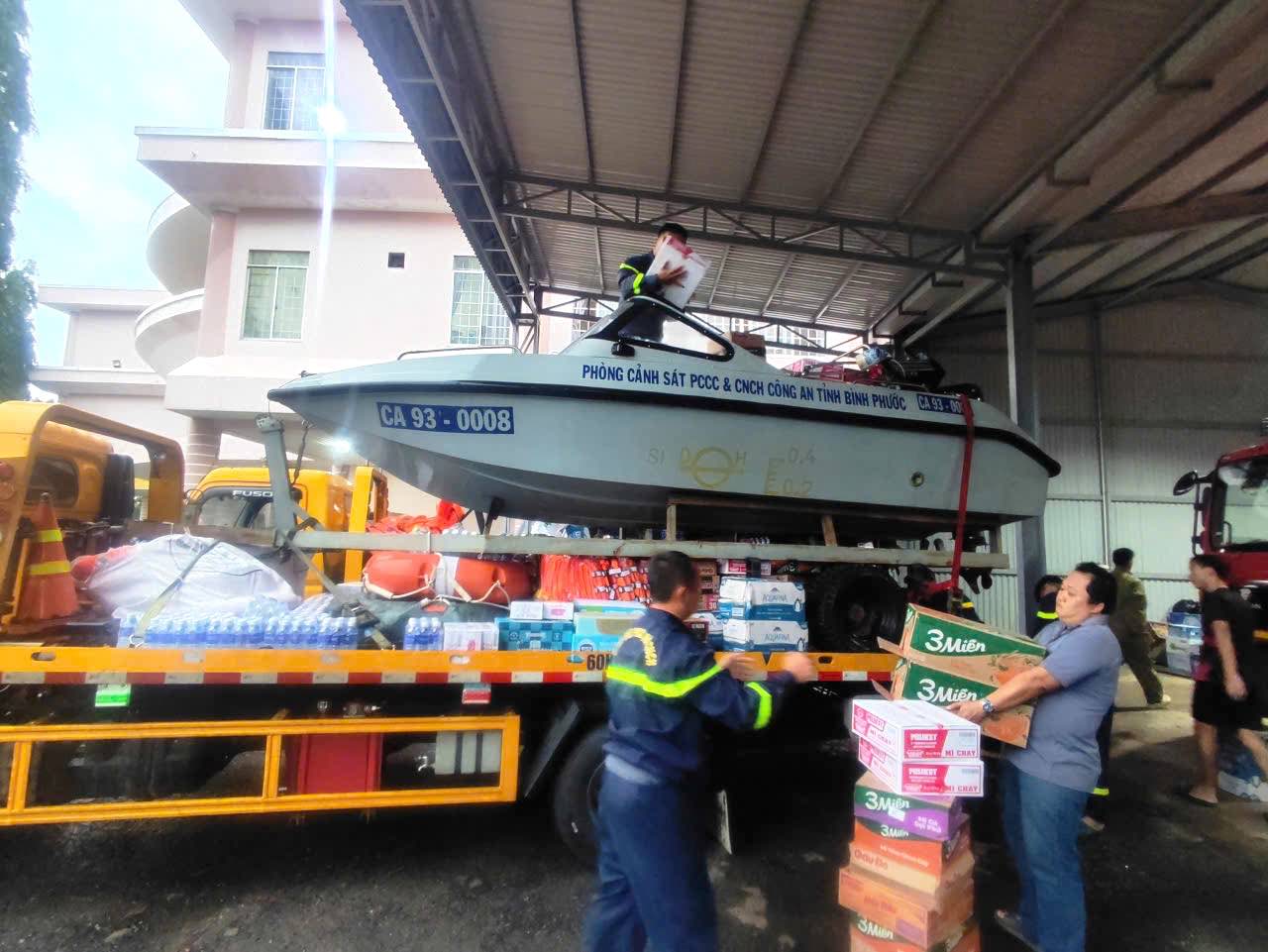 Dak Lak에서 지원 물품을 준비하는 동나이 공안 간부 및 전투원. 사진: 동나이성 공안