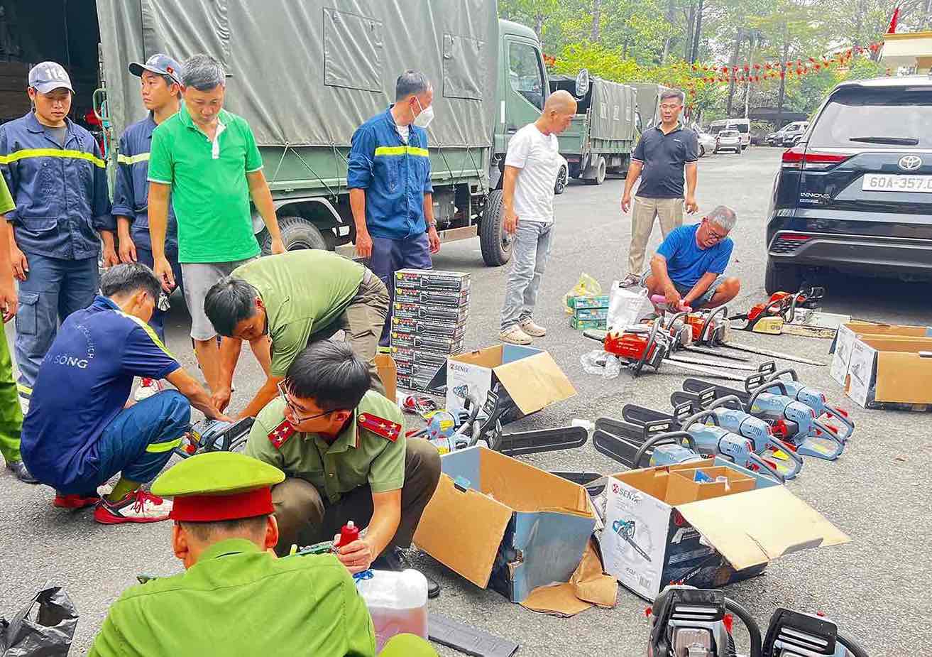 Can bo chien si chuan bi nhu yeu pham chi vien tai Dak Lak. Anh: Cong an tinh Dong Nai 