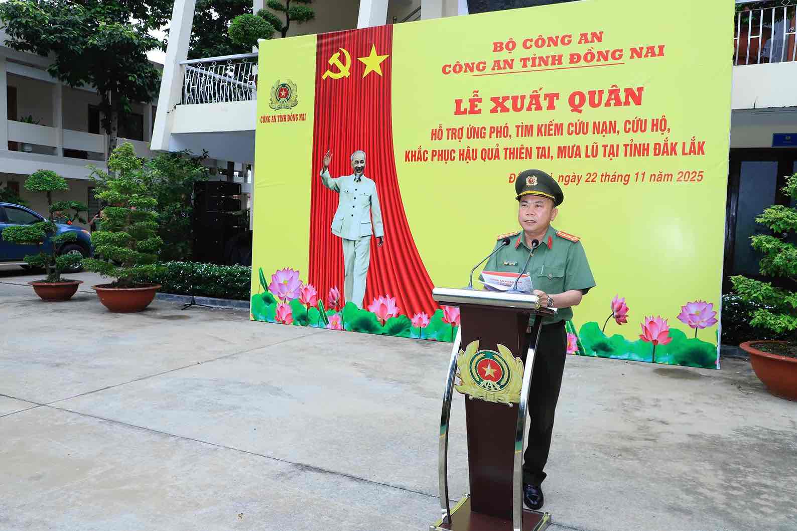 Dai ta Nguyen Phuong Dang, Uy vien Thuong vu Dang uy, Pho Giam doc Cong an tinh phat bieu chi dao va phat lenh xuat quan. Anh: Cong an tinh Dong Nai