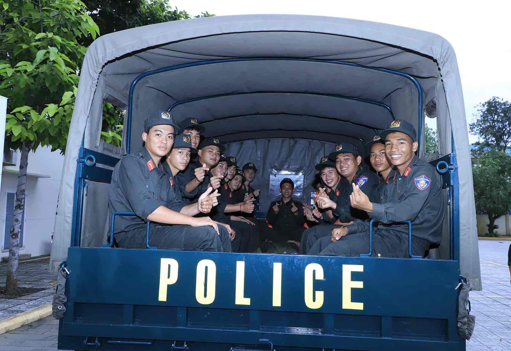 Can bo chien si len duong khac phuc hau qua thien tai quyet tam hoan thanh xuat sac nhiem vu duoc giao. Anh: Cong an tinh Dong Nai