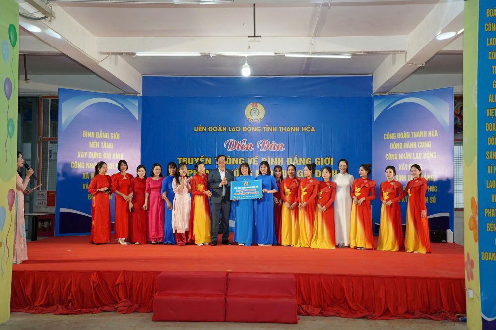 Trao 50 bo ao dai cho doan vien, nguoi lao dong. Anh: Quach Du