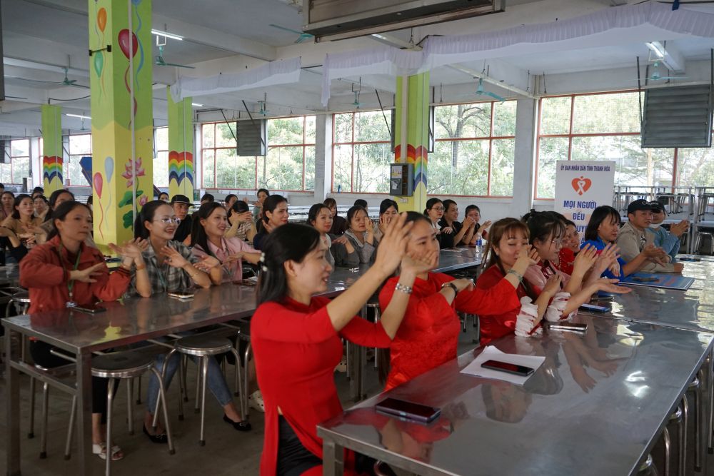 Hang tram doan vien, cong nhan lao dong hung khoi tham du chuong trinh. Anh: Quach Du