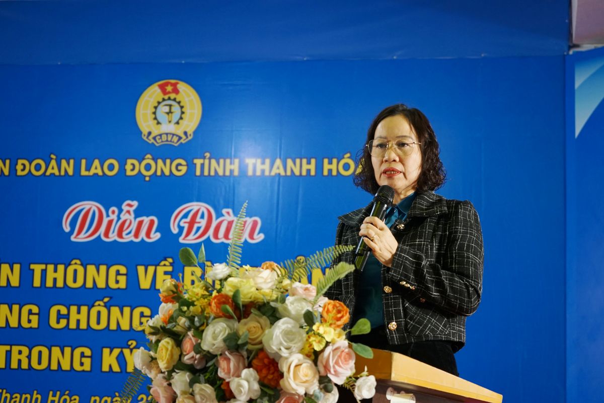 Ba Trinh Thi Hoa - Pho Chu tich LDLD tinh Thanh Hoa phat bieu tai dien dan. Anh: Quach Du