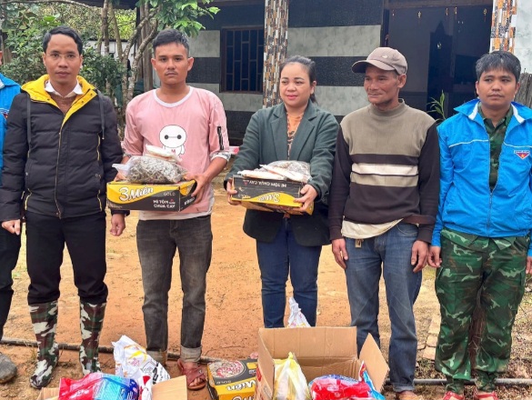 Luc luong chuc nang xa A Vuong di doi nguoi, tai san den noi an toan va tiep te nhu yeu pham cho ba con. 
