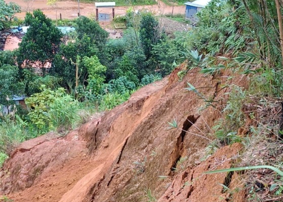 Sat lo uy hiep nhieu khu dan cu va truong hoc tai xa A Vuong, TP.Da Nang. Anh: Truong An