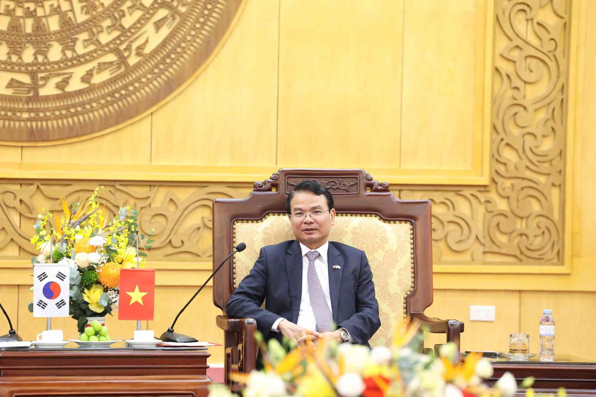 Ong Dang Xuan Phong - Bi thu Tinh uy Ninh Binh phat bieu tai buoi lam viec. Anh: Dieu Anh