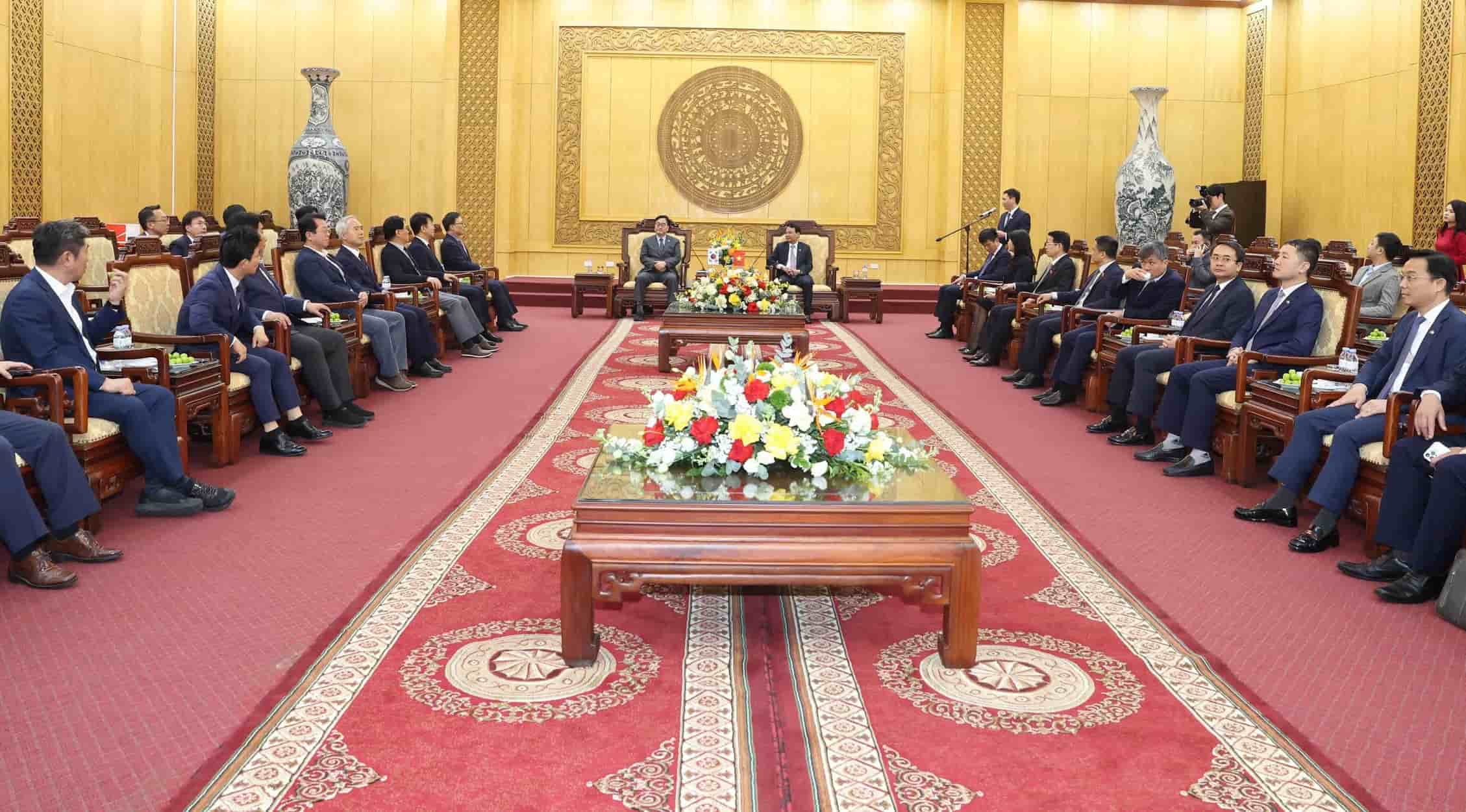 ニンビン省の指導者が韓国国会高官代表団と会談し、協議。写真:Dieu Anh