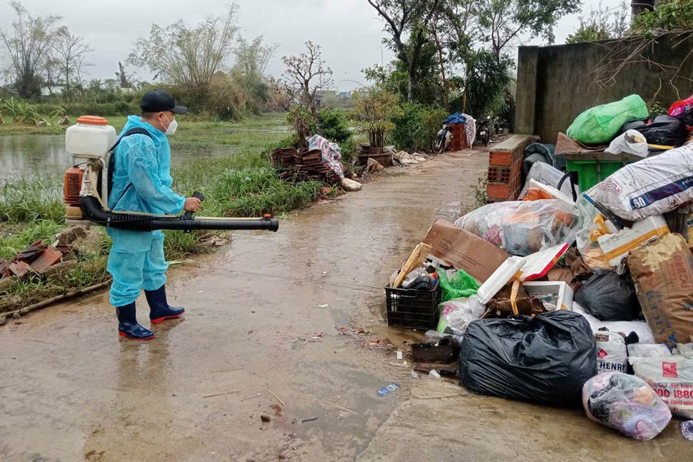 Medical forces spray chemicals to disinfect heavily flooded areas after the flood. Photo: CDC Gia Lai