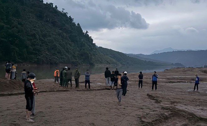 Thi thể nghi là tài xế xe đầu kéo bị cuốn trôi được tìm thấy cách xa hơn 30km