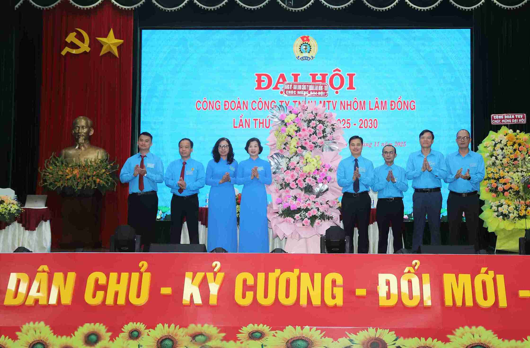 Lanh dao Cong ty Nhom Lam Dong tang hoa chuc mung Dai hoi. Anh: Phuc Khanh.