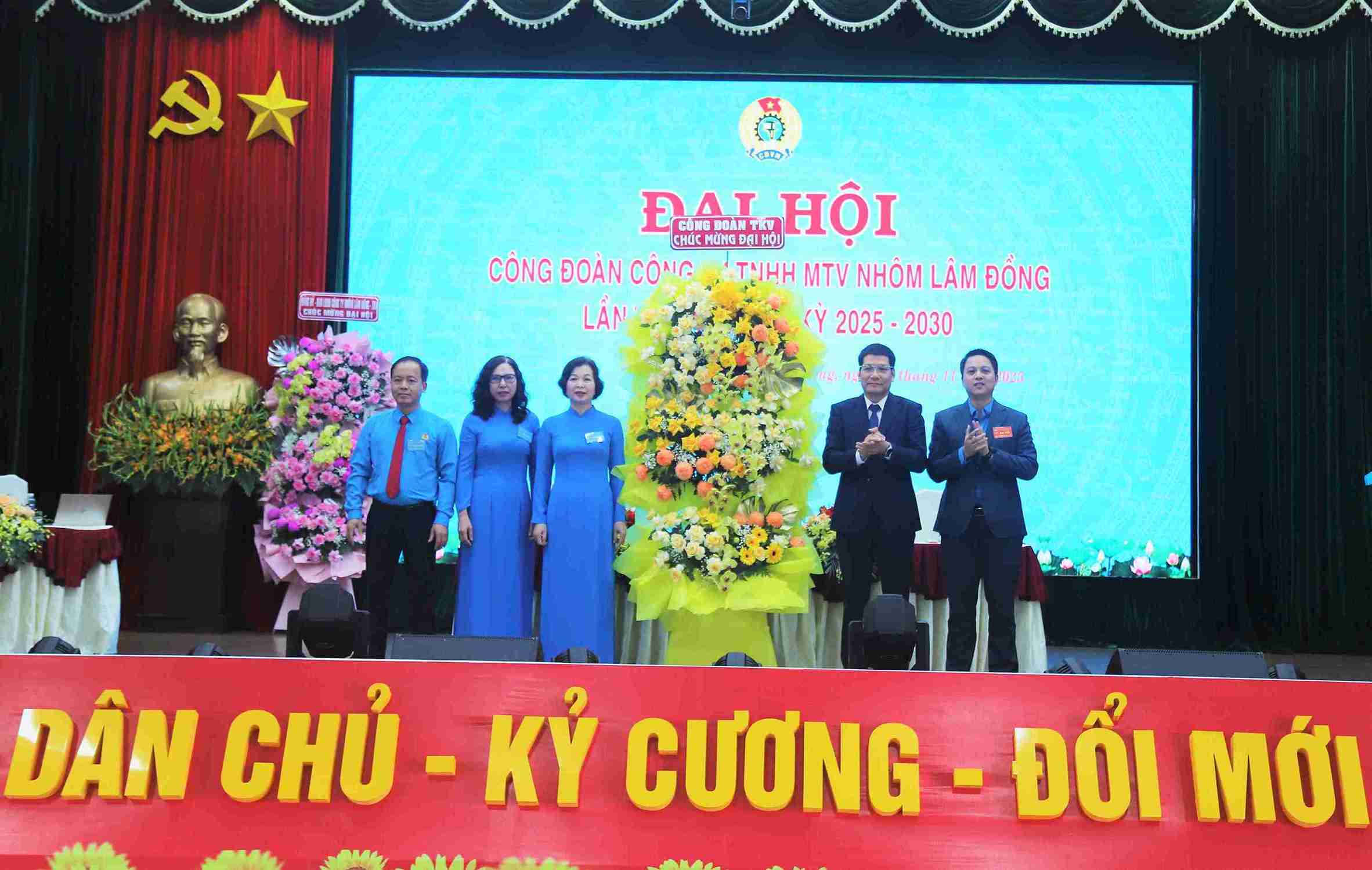 Lanh dao Lien doan Lao dong tinh Lam Dong tang hoa chuc mung Dai hoi. Anh: Phuc Khanh.