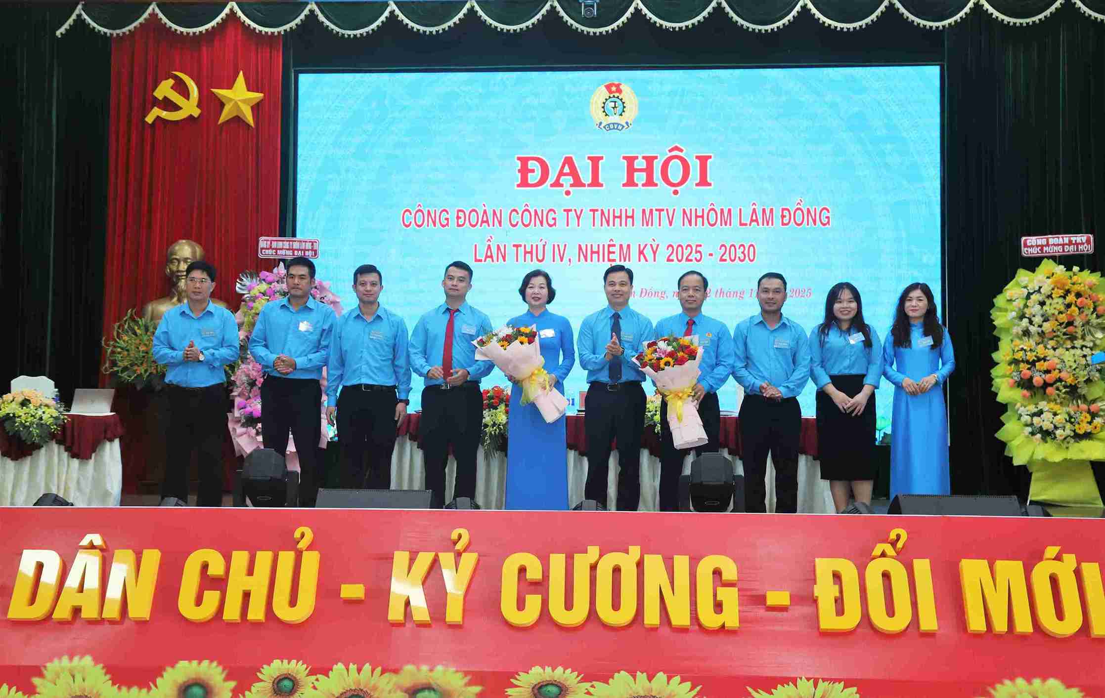 Nhom Lam Dong社のリーダーが、2025年から2030年の任期の労働組合執行委員会に花束を贈呈。写真:Phuc Khanh