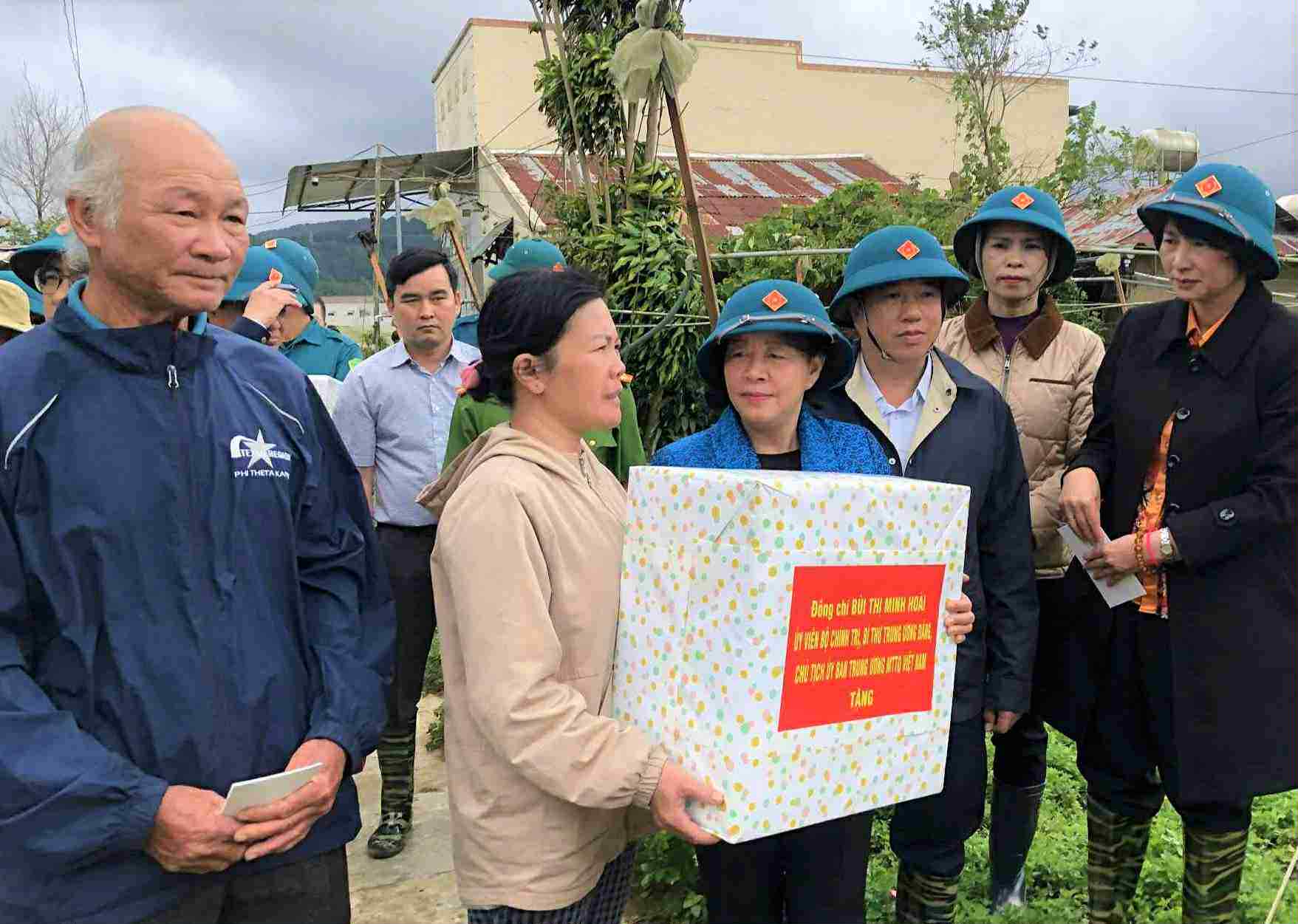 On November 22, on behalf of the Central Relief Mobilization Committee - Central Committee of the Vietnam Fatherland Front, Ms. Bui Thi Minh Hoai - Politburo member, Secretary of the Party Central Committee, Chairwoman of the Central Committee of the Vietnam Fatherland Front - presented 20 billion VND to support Lam Dong province in overcoming the consequences of floods. Photo: Mat Tran.org.vn
