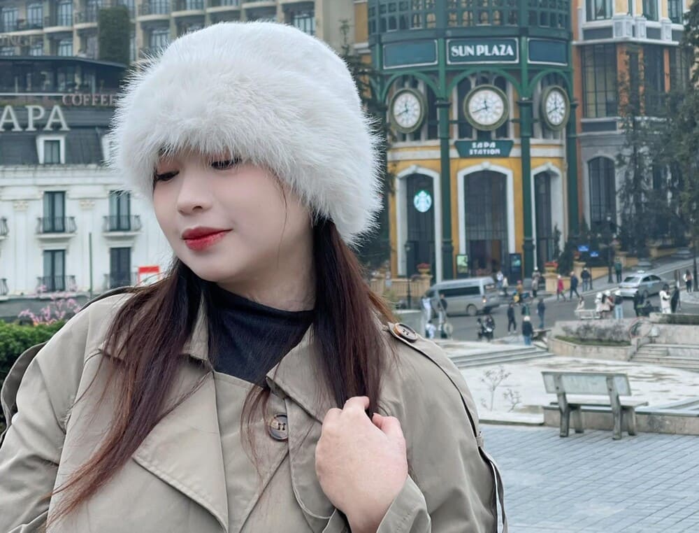 White fur hats are one of the accessories that can help women improve their beauty in the cold winter. Photo: Ngoc Han